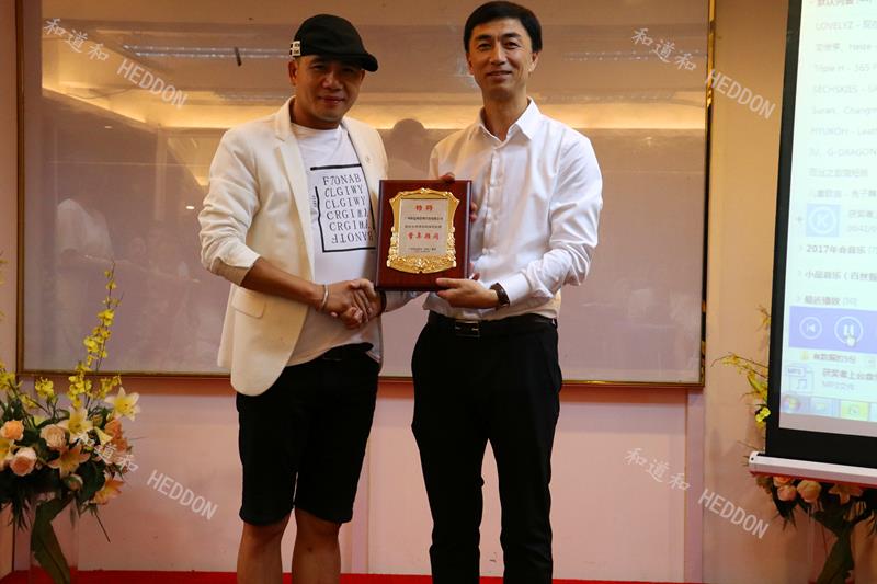 榮譽(yù)與見證 | 導(dǎo)入阿米巴經(jīng)營業(yè)績迅猛增長，百絲國際周總向和道和頒發(fā)錦旗！